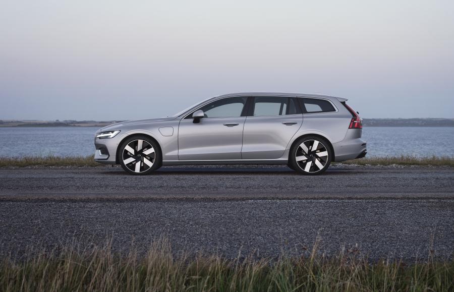  Volvo V60 T8 Recharge AWD Inscription 2021 года  (WW) (фото 7 из 9)